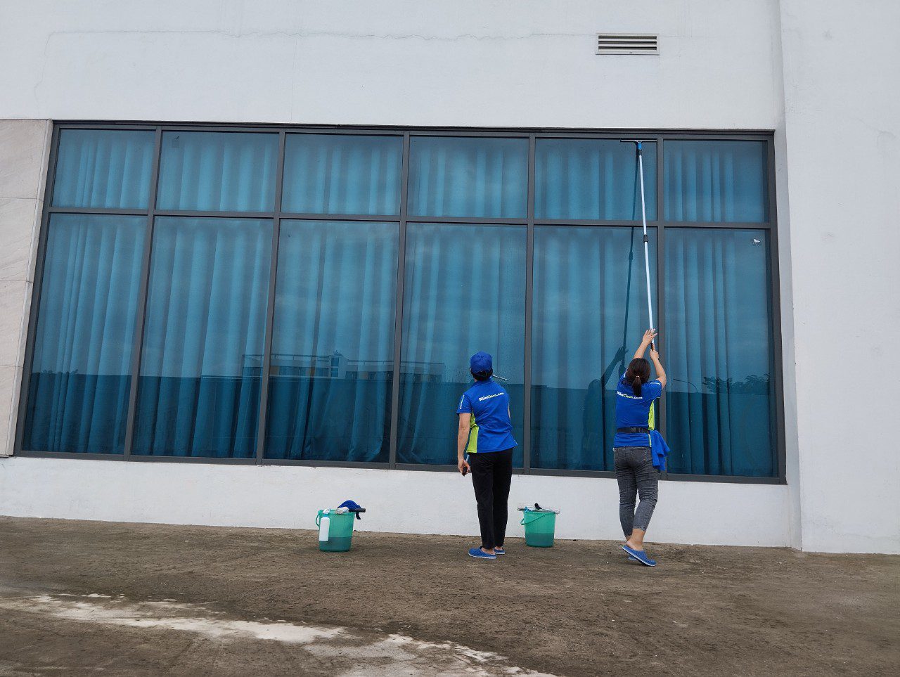 vệ sinh kính bên ngoài